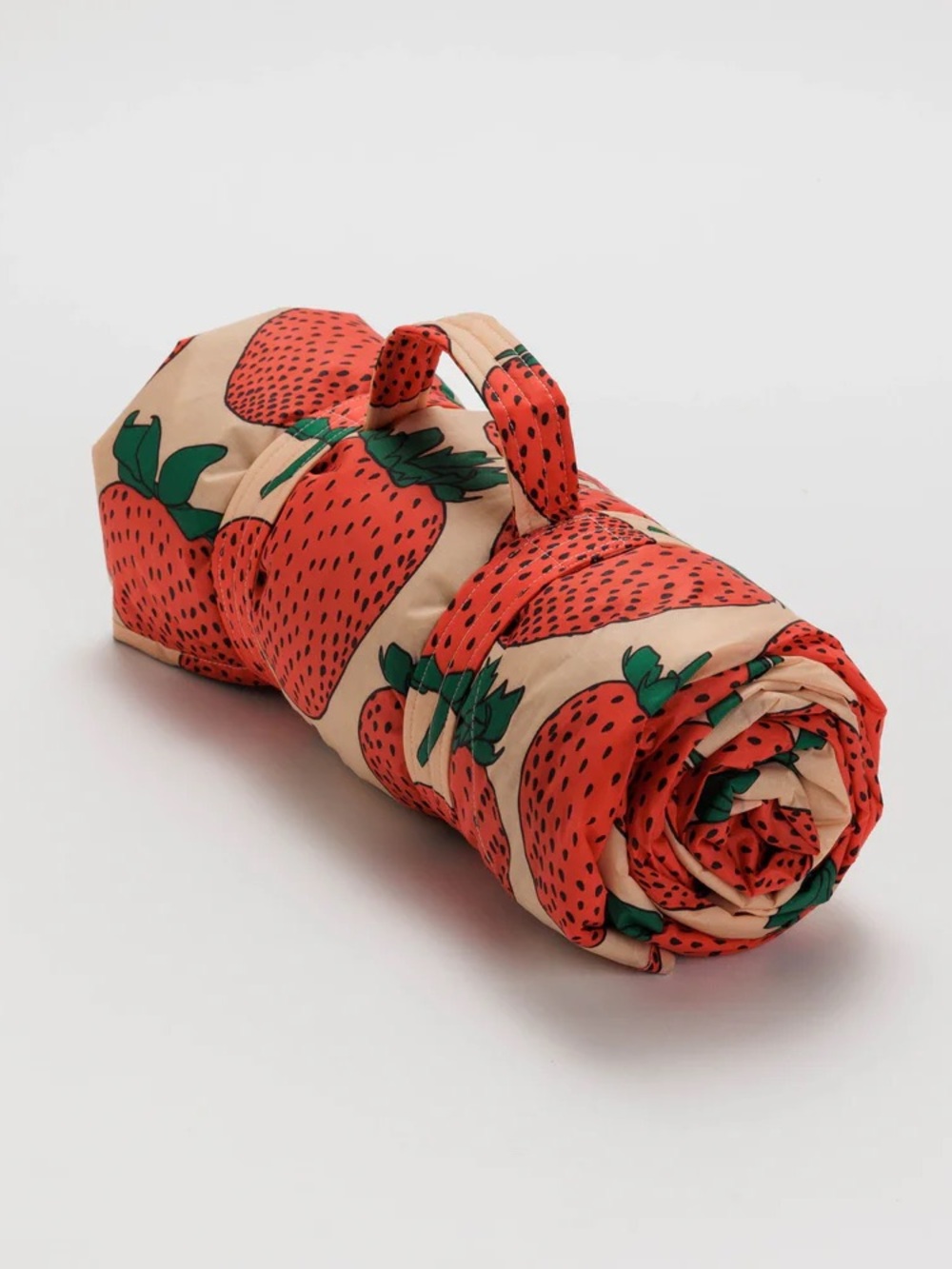 BAGGU puffy picnic blanket, strawberry